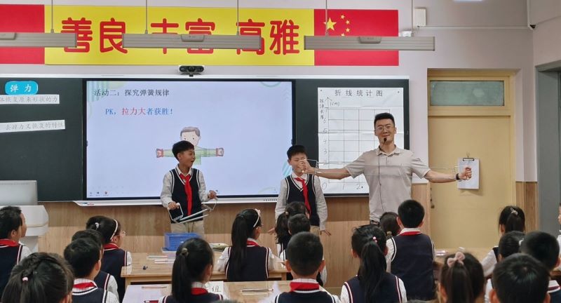 深圳羅湖區錦田小學張超老師三年級科學《彈力》課堂場景.jpg